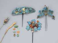 19TH CENTURY A GROUP OF KINGFISHER FEATHER AND HARDSTONE HAIRPINS
